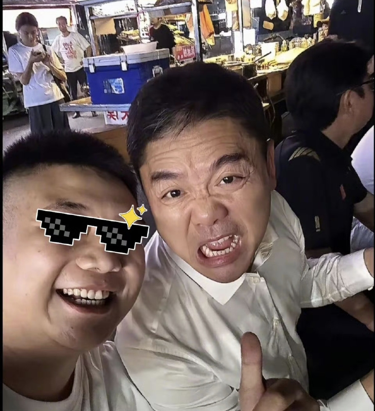 接地气！刘强东七夕凌晨扎进宿迁夜市，与老乡勾肩搭背喝酒七夕晚上别人都在过浪漫的