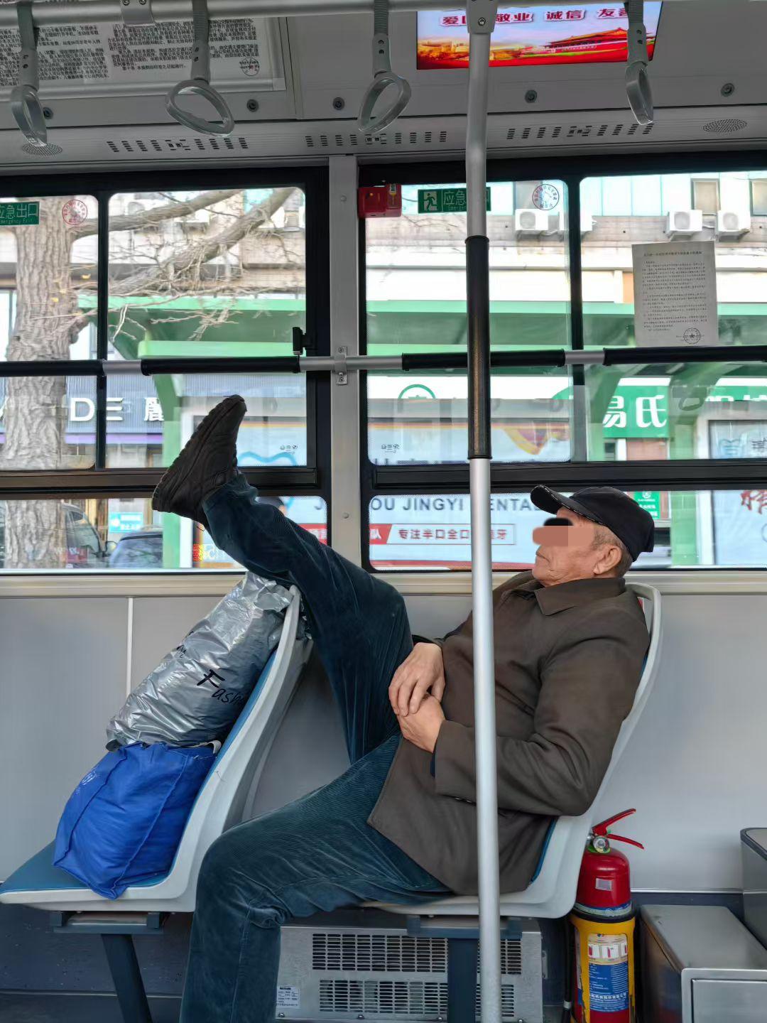 公交车上这一幕挺让人无语的，大叔这姿势不知道是在练什么功，总之让人看着不舒服，对