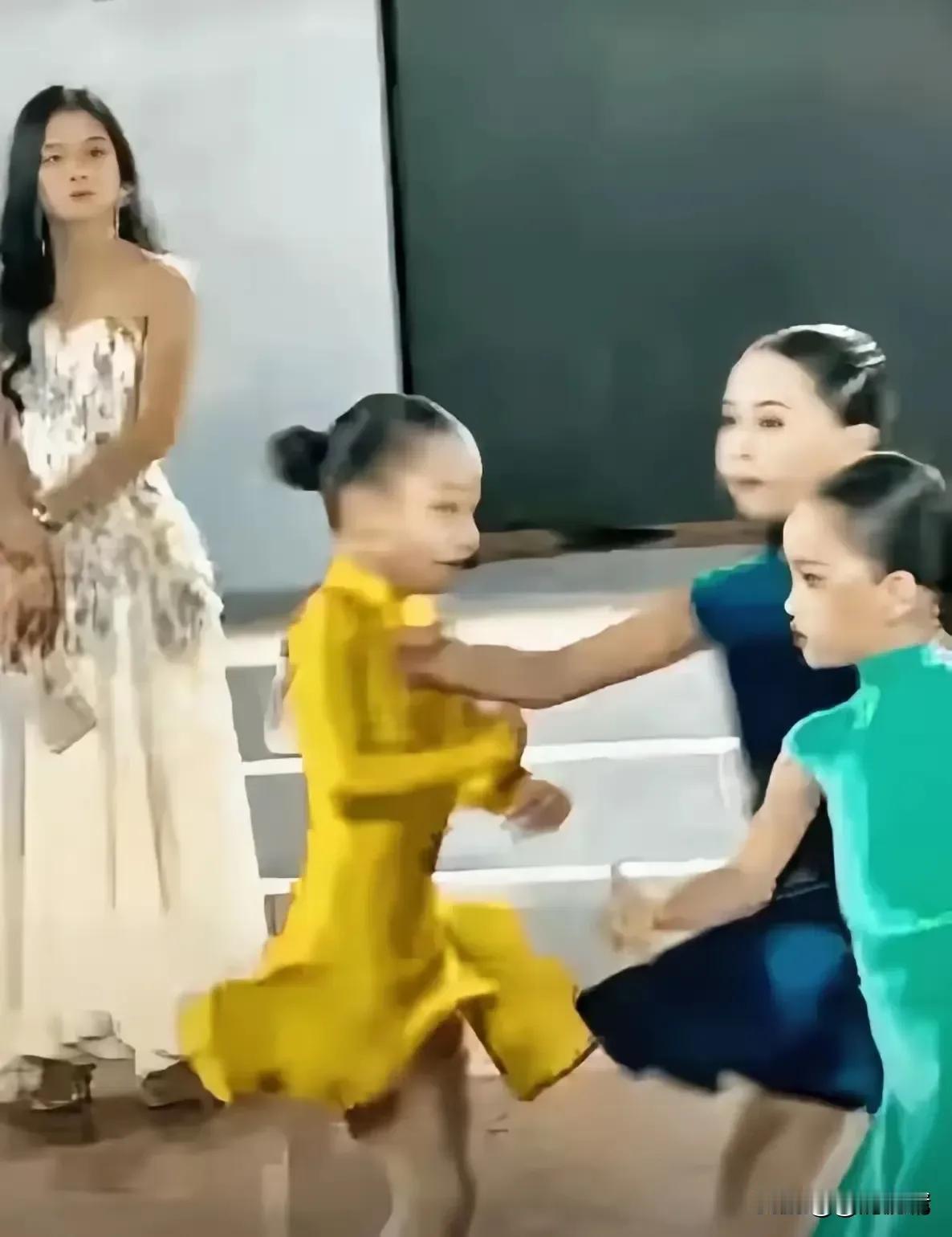舞台上恶意推搡对手的小女孩，第三名成绩直接作废，并且被禁赛一年。说实话，小