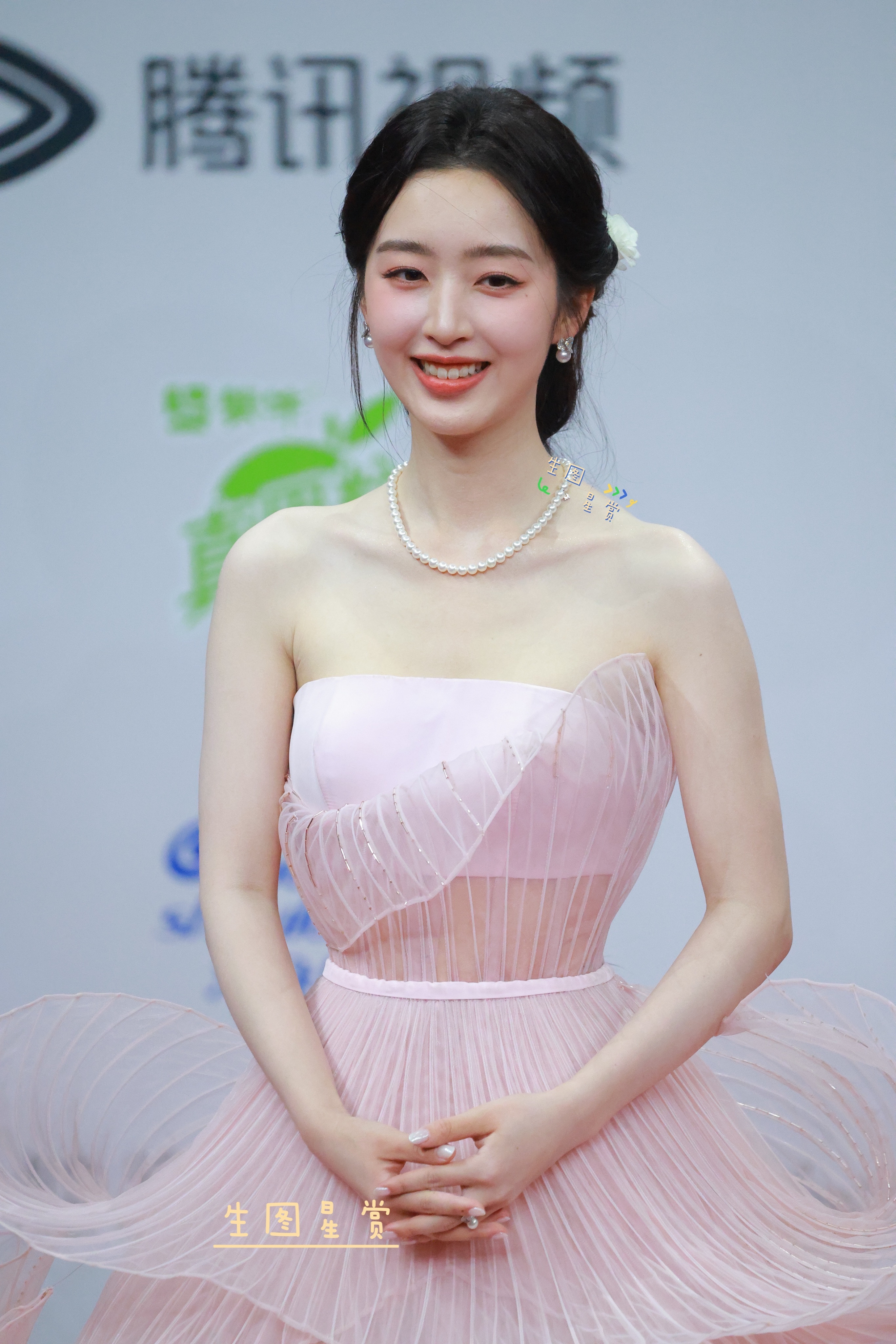 邓恩熙星光大赏红毯出图粉系小仙女，美成花儿了🌸🧚♀️邓恩熙好明媚的生命力邓恩