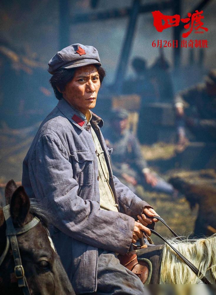 刘烨，1米86的个子，154斤。为了演《四渡》，他把自己饿到了137斤。两个