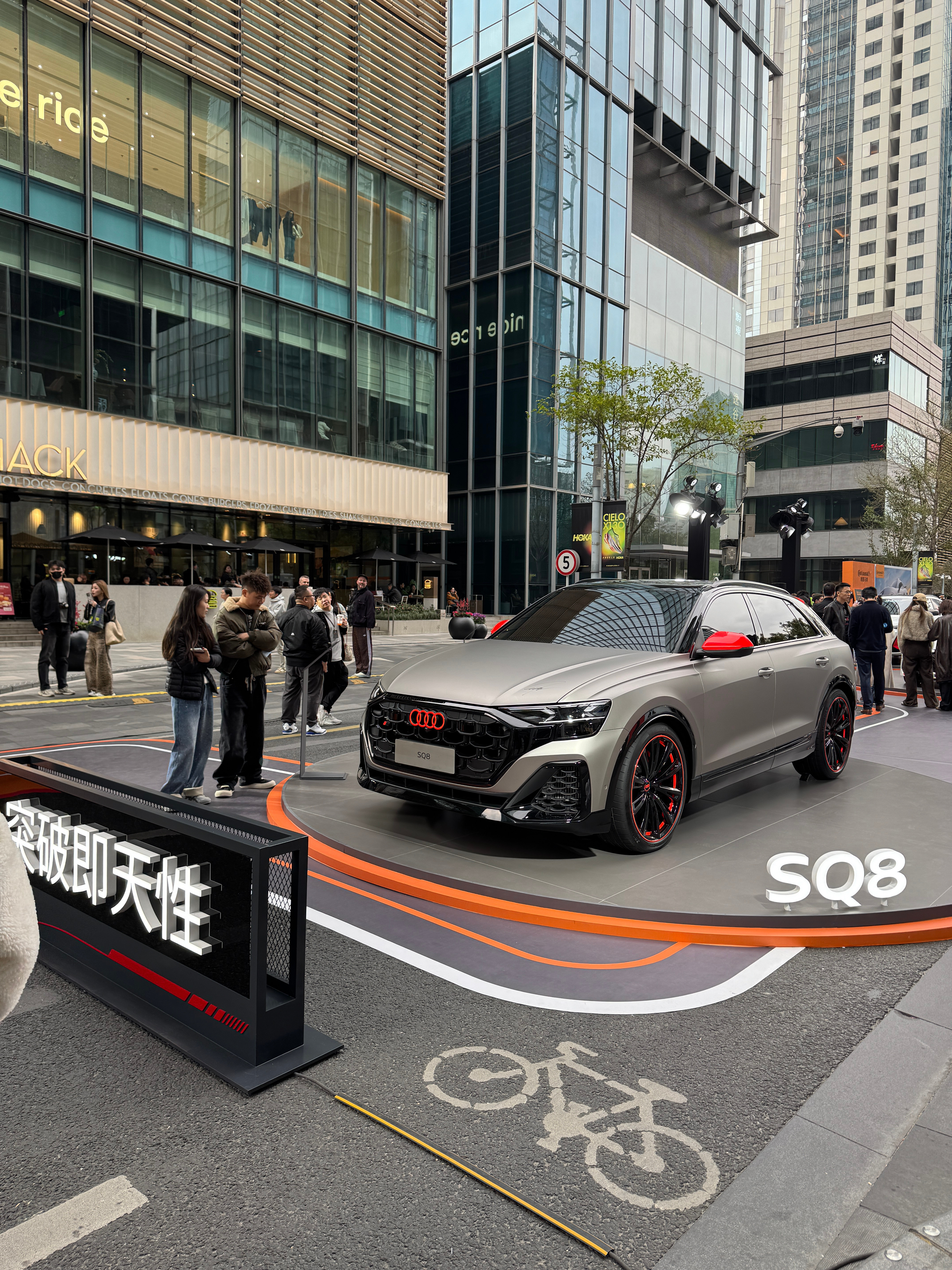 现在上海街头全是赛车元素…上海·上海静安嘉里商务中心