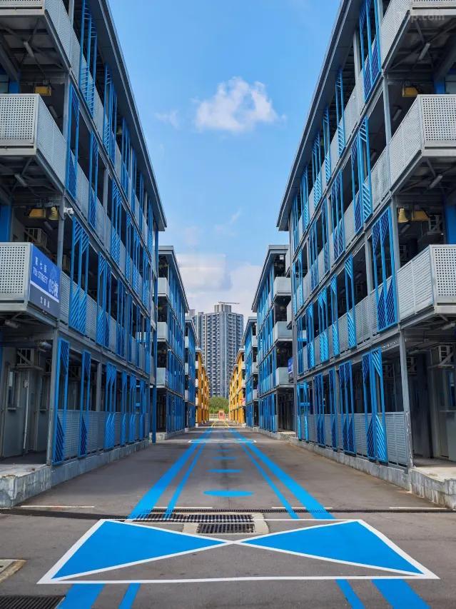 200块港币，在寸土寸金的香港住一晚！还就在维多利亚港边上？更绝的是，脚下就