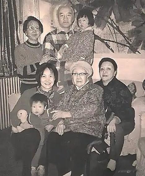 董竹君第五次怀孕时，丈夫夏之时半夜掀开她的被子，盯着滚圆的肚子看了半晌，忽然一把