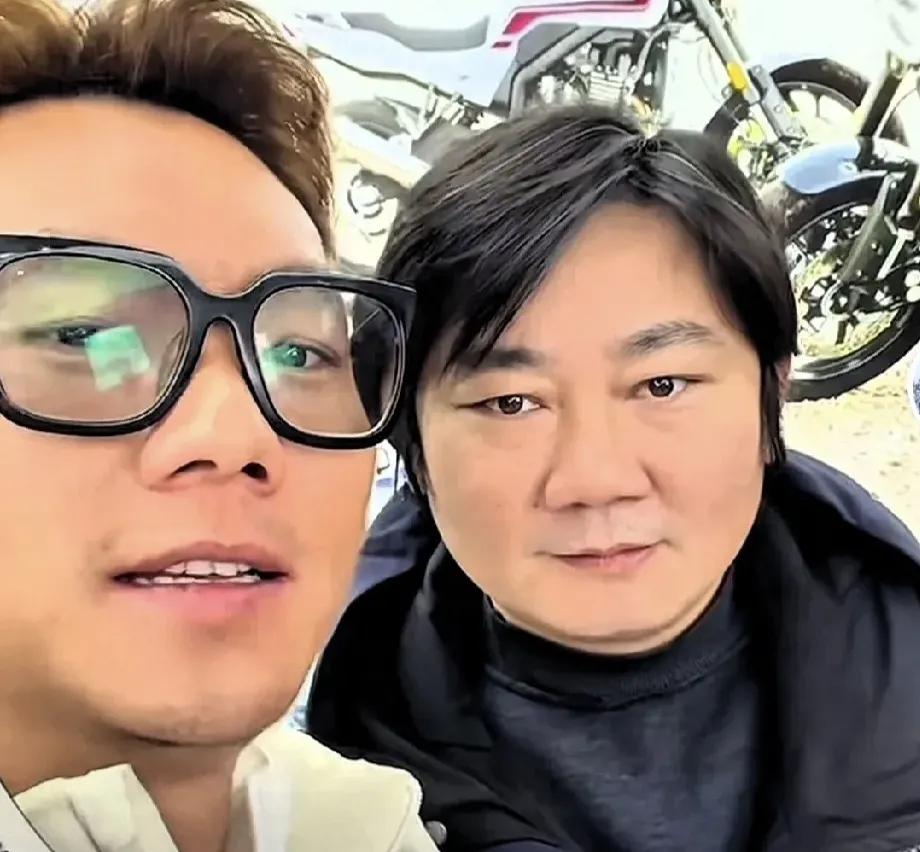 张雪摩托现在的“头号猛将”邓连松，放着富家公子不当跟张雪创业在张雪的摩托车团