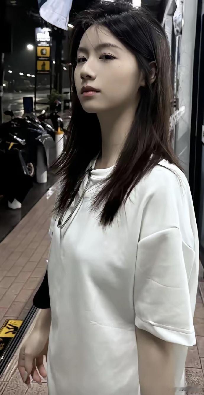 秒男，着实让人看不起，这美女的眼神，我一下就看懂了，仿佛在说：“细狗，行不行啊？