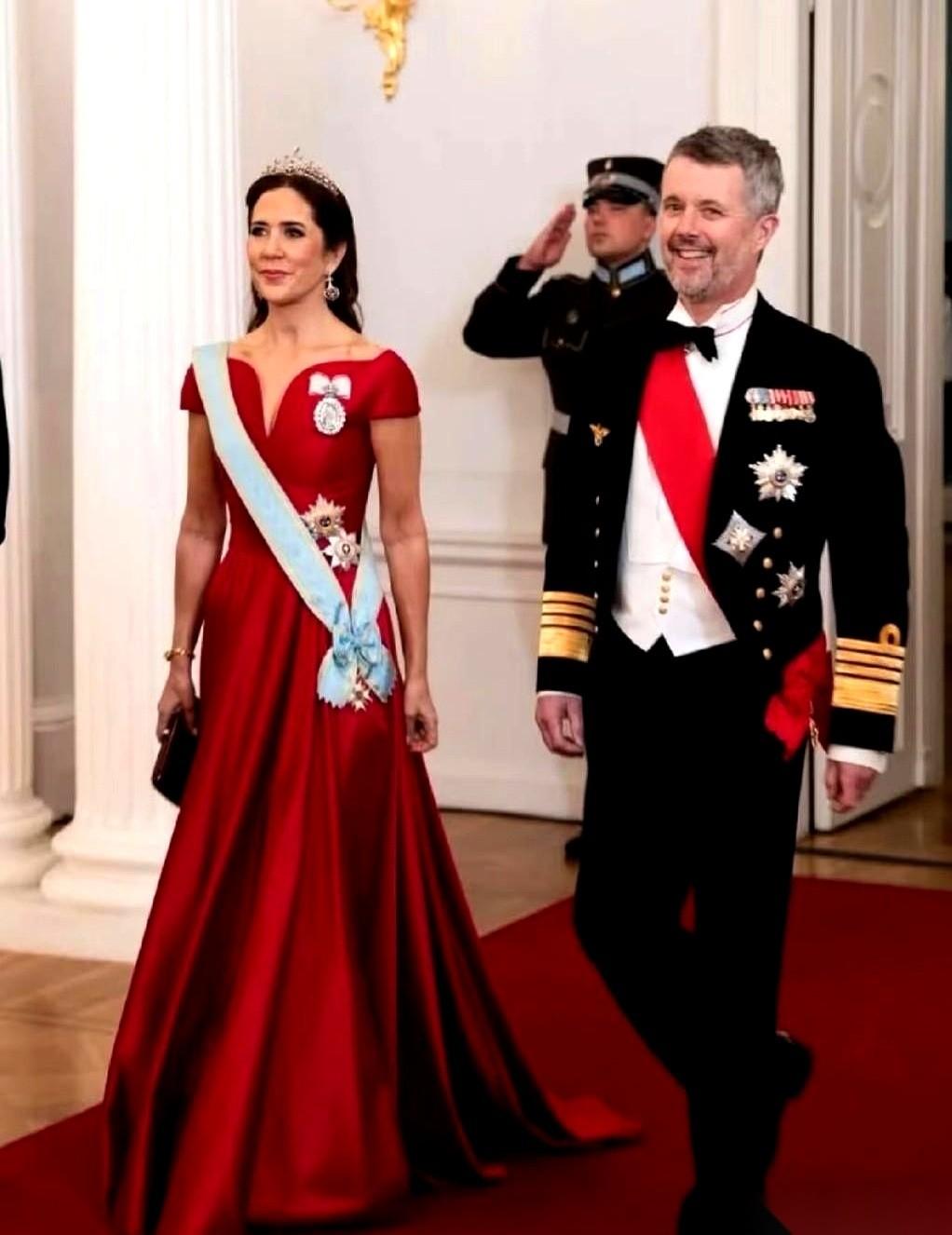 刷到第六张图我人直接愣住。丹麦那个新国王腓特烈,居然戴上了老花镜。我的天,这