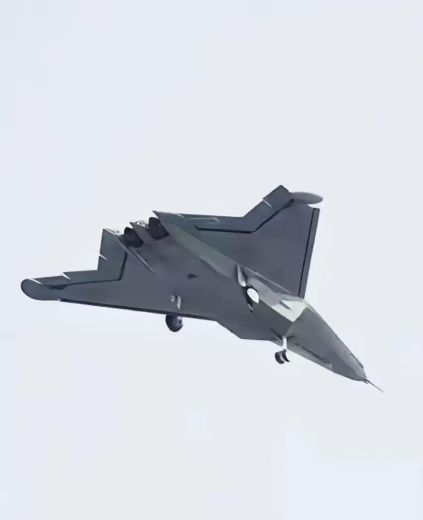 歼-50和歼-36这两款六代机，风格截然不同。歼-36可能比较高调，