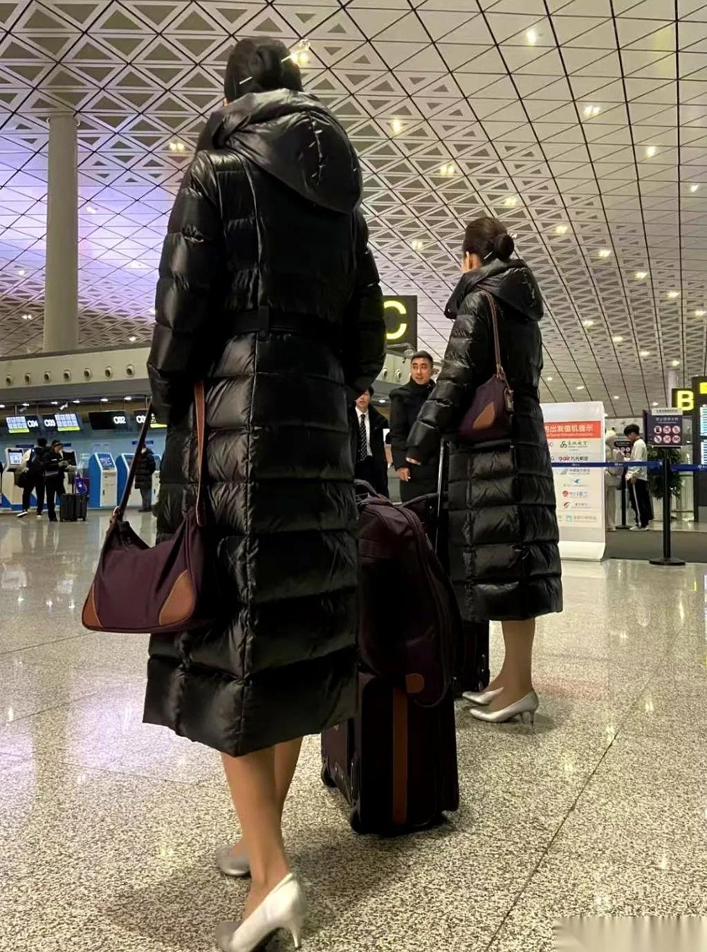 简直了。一群空姐在零下几度的北京，穿着丝袜瑟瑟发抖，最后能穿上羽绒服，居然是靠