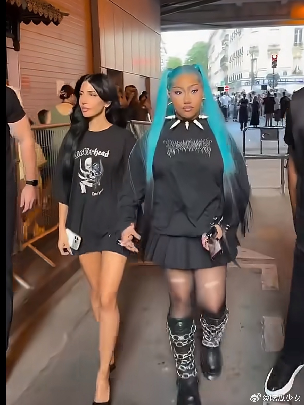 金卡戴珊女儿的腿刷到小西北在巴黎时装周的照片，网友都在说她膝盖内扣的问题，才12