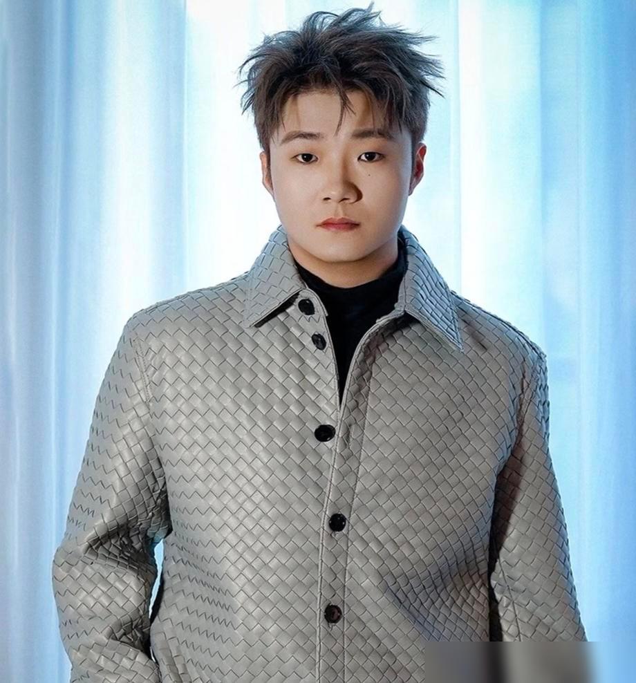 终于明白了白小白为什么敢向评委开火原因很简单那就是他压根不靠音综挣钱