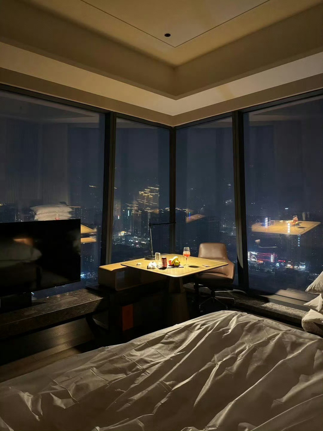 ‘’如果你没钱，上海只是上海，只有东方明珠和外滩，有吃不完的沙县小吃和兰州拉面，