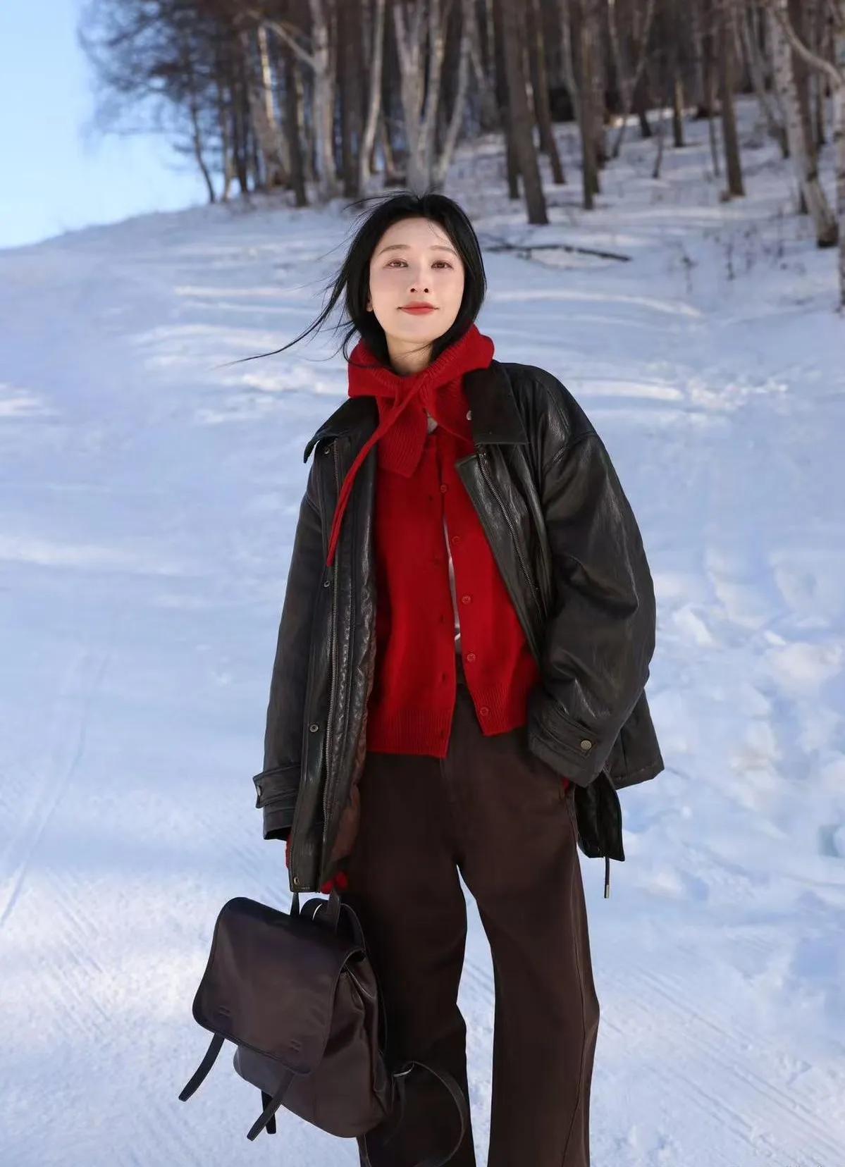 张俪的冬日穿搭，红黑配太有氛围感了张俪这组雪地穿搭也太会了吧！黑色皮质外套