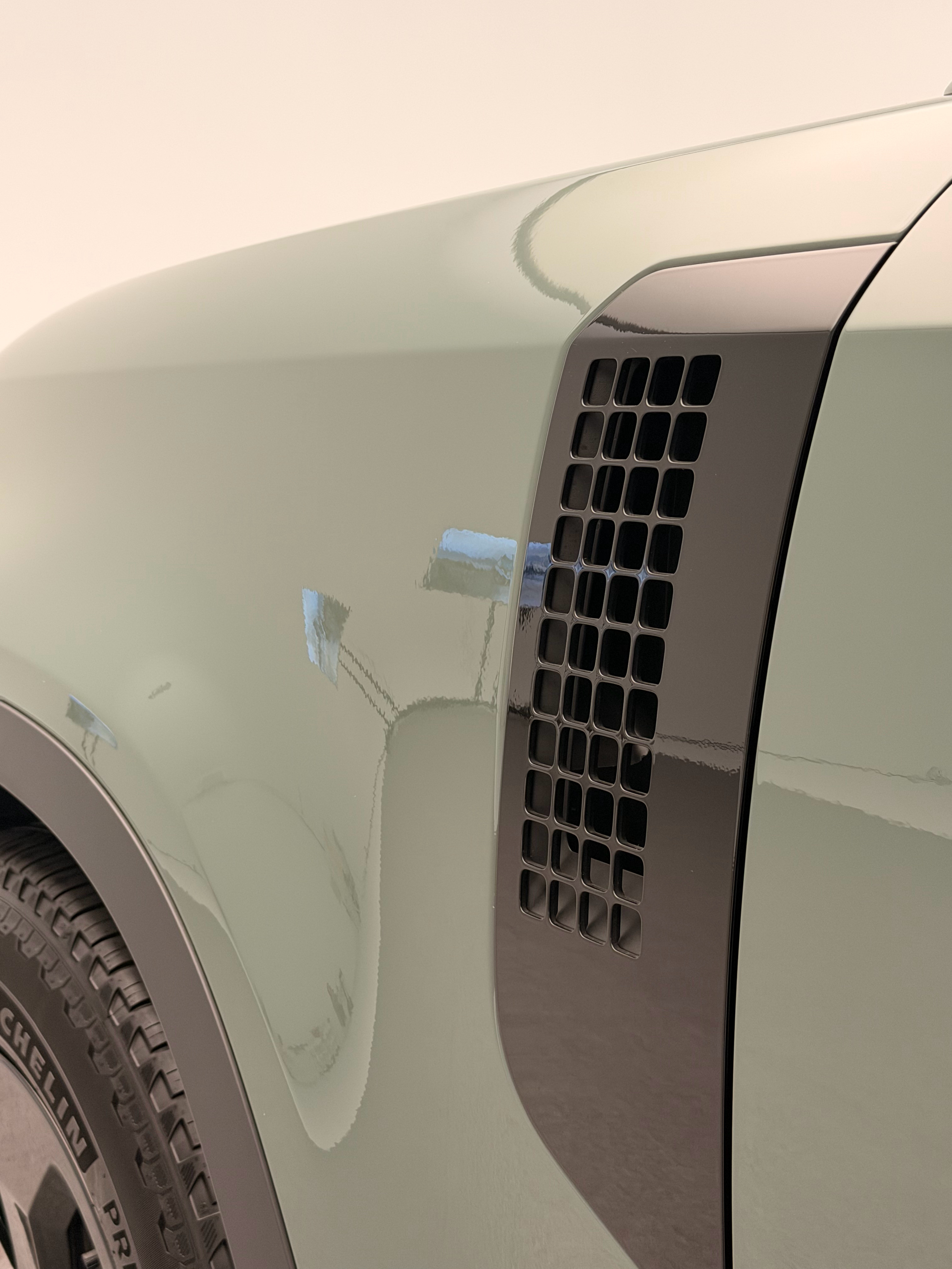 2026款的路虎卫士，大面设计还是熟悉的模样，细节上做了一些调整，大灯尾灯不太一