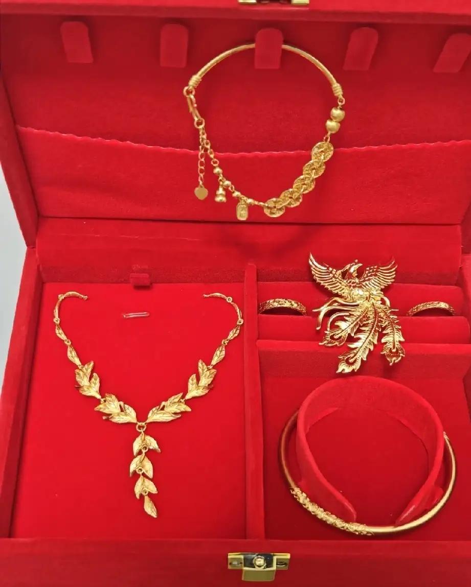 婆婆瞒着我们，给小姑子备了一套五金。我知道后去问婆婆：“怎么没有我的？”婆婆