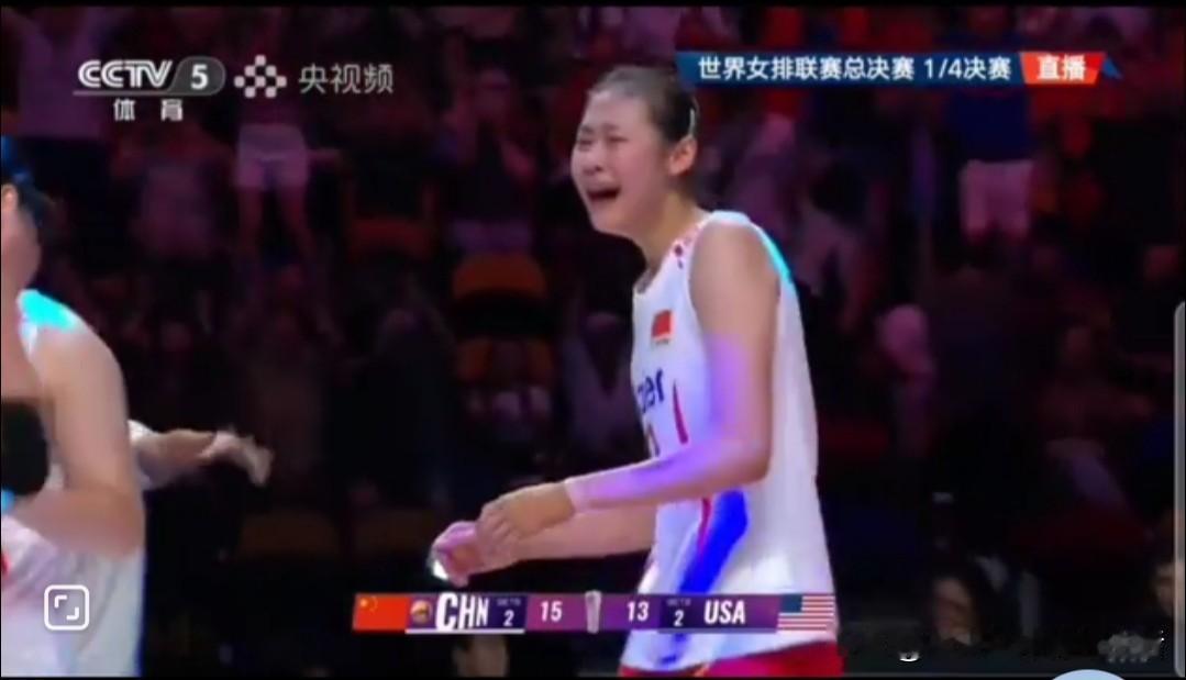 当决胜局中国女排以14-13手握赛点，副攻王奥芊打前快终结这场中国女排创造“黑八