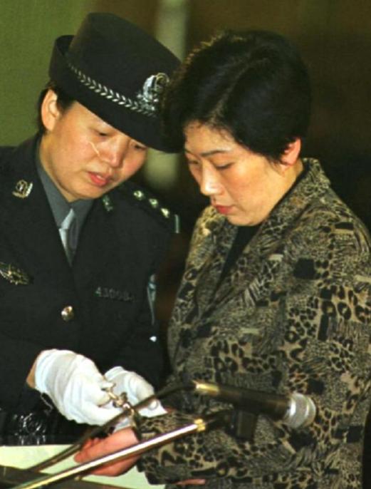 2001年，湖南“女老虎”蒋艳萍被判死刑之后，她还在想尽办法逃脱牢狱之灾，在就她