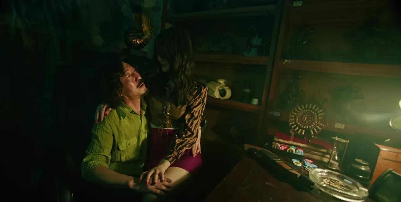 《扫毒风暴》第11-12集预告：金双喜人太狠了，拿着冰毒就要往老丘女人的嘴里灌。
