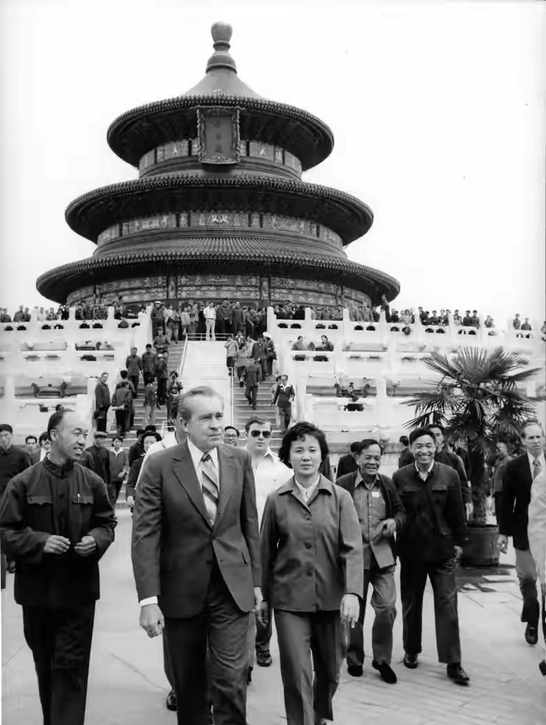 1979年的秋天，尼克松那一次访华，也曾来到天坛。此时，中美才刚刚建交几个月，但