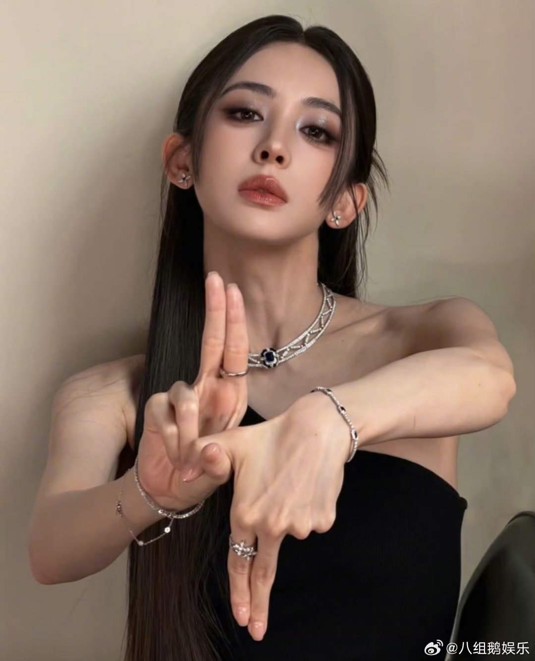 娜扎用男生拍照姿势出片从早年仙气小雪到如今自带棱角的飒爽模样，她的审美一直在顺着