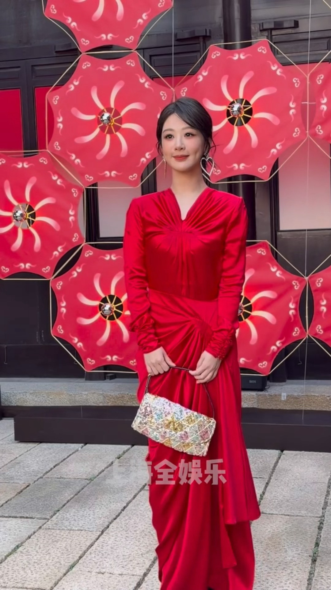 杨紫的耳环消失术，红裙盘发好适配，美艳舒展大气杨紫红裙好明媚