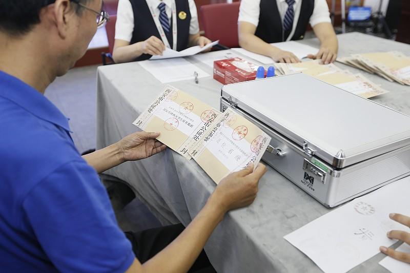 9月21日，工商银行陕西分行针对储户8万元存款疑似被盗刷的事件正式作出公开回应。