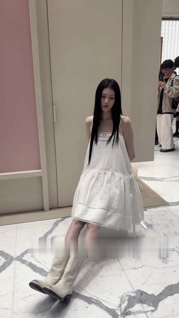 何穗原相机下也是一脸的疲态啊，怎么说也是35岁才生娃，年纪太大生娃还是伤身的，工