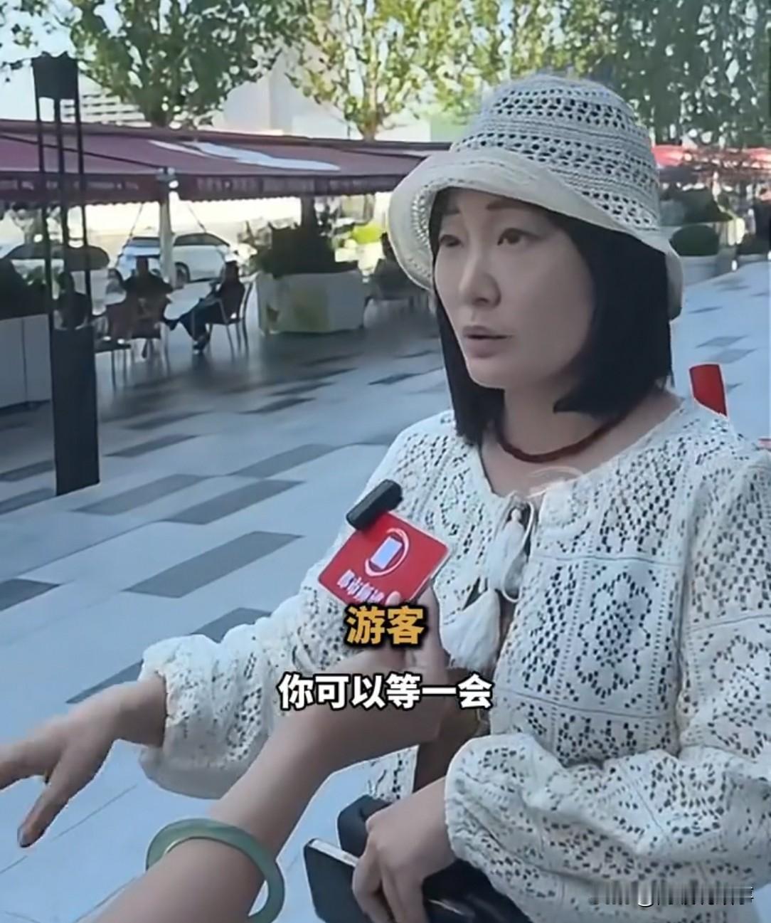 河南一女生在国外吃自助餐，结账时，店员却说：“有人买过单了”。她一脸懵：谁买的单