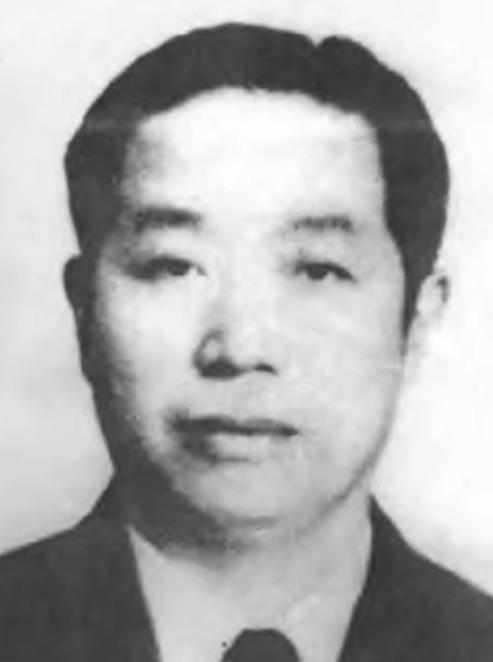 1945年，日本宣布无条件投降后，日本海军军火仓库主任冈田少将决定将10万支步枪