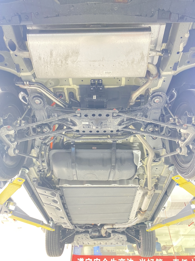 宋plusdmi底盘咋样看网上很多人喷筷子悬架，看着确实挺细的。但是好像又没有