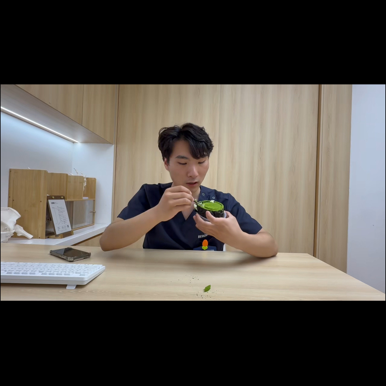 前两天我发了个抹茶蛋糕的吐槽微博，没想到被北京国贸店的会员朋友看到了（此处假装艾