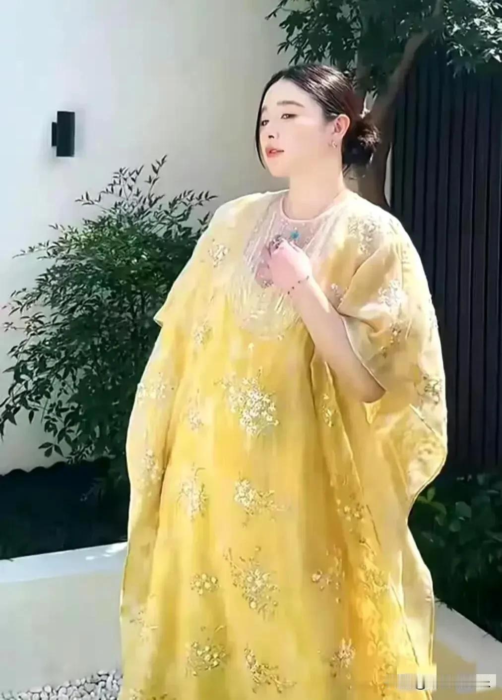 阚清子的孕照，太真实了，像大多数普通孕妈妈一样，变成了发福臃肿的身形，不像很多