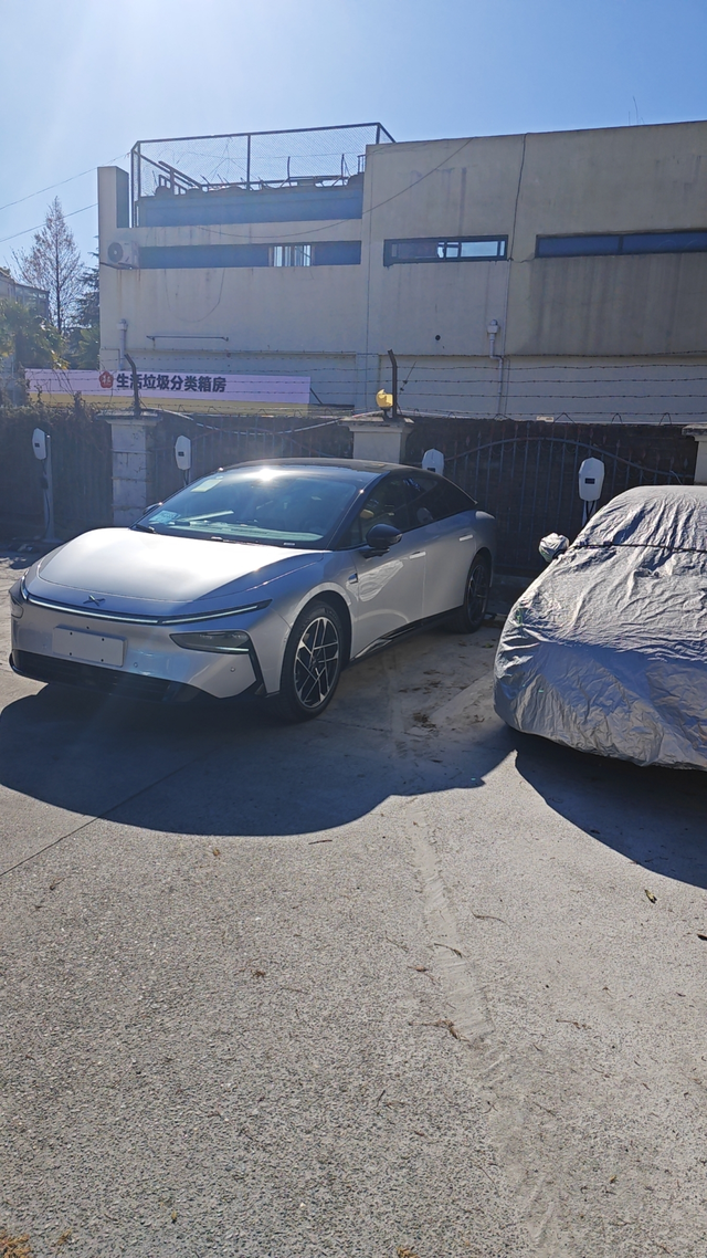 不吹不黑的评价26号提车，开了一段时间来说说我的小鹏。上海提车非常恶心的是保险