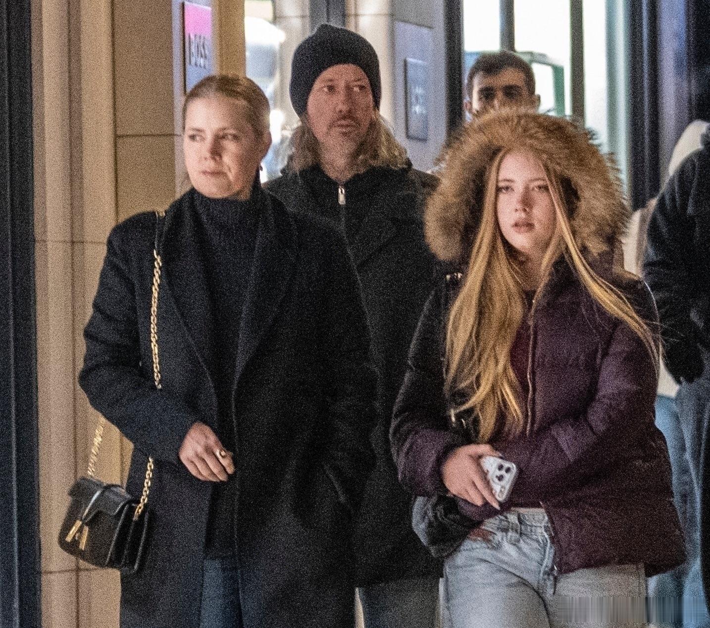 AA现身！好久不见的艾米亚当斯和老公DarrenLeGallo带着闺女Avi