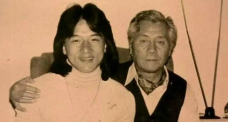 2008年，成龙父亲病重，把儿子叫到床前，告诉他：记住，你的原名不叫陈港生，我们
