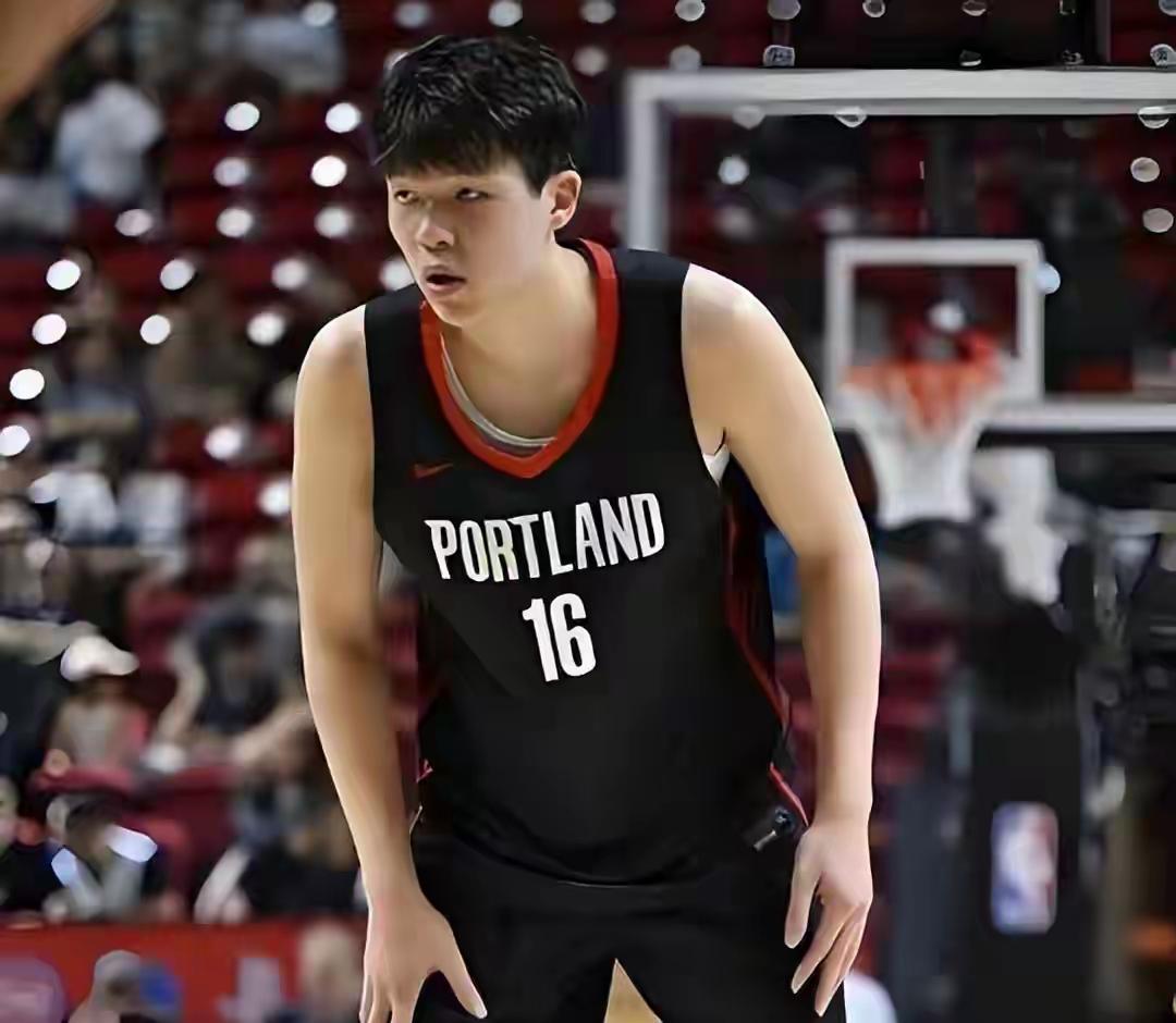 杨瀚森再这样下去，真的跟“前辈”河升镇越来越像了，不止数据，面容也像……！杨