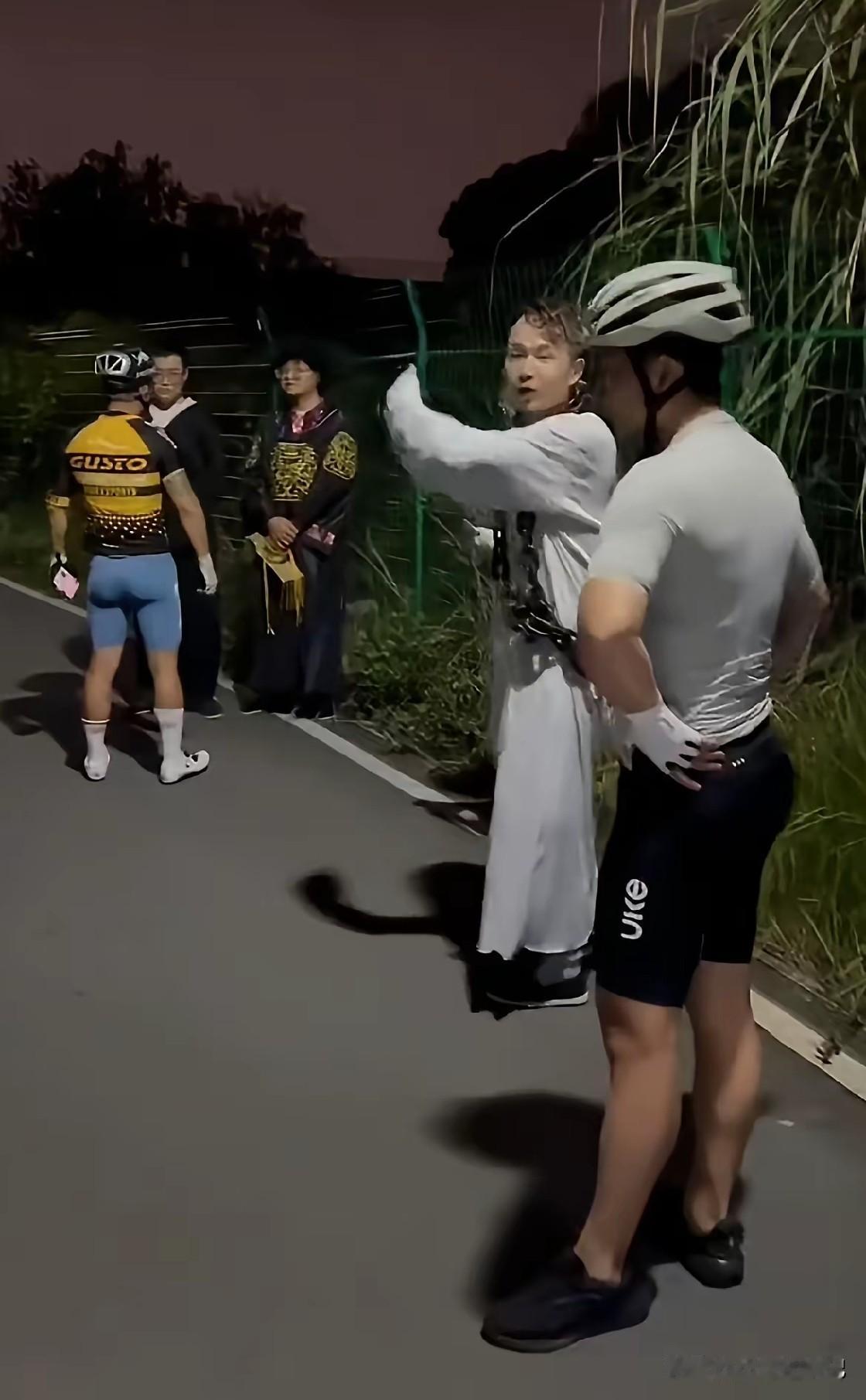 成都的三个小伙子，穿着黑白无常的服装，在马路边跳舞，晚上做鬼脸搞怪吓到路过的大姐