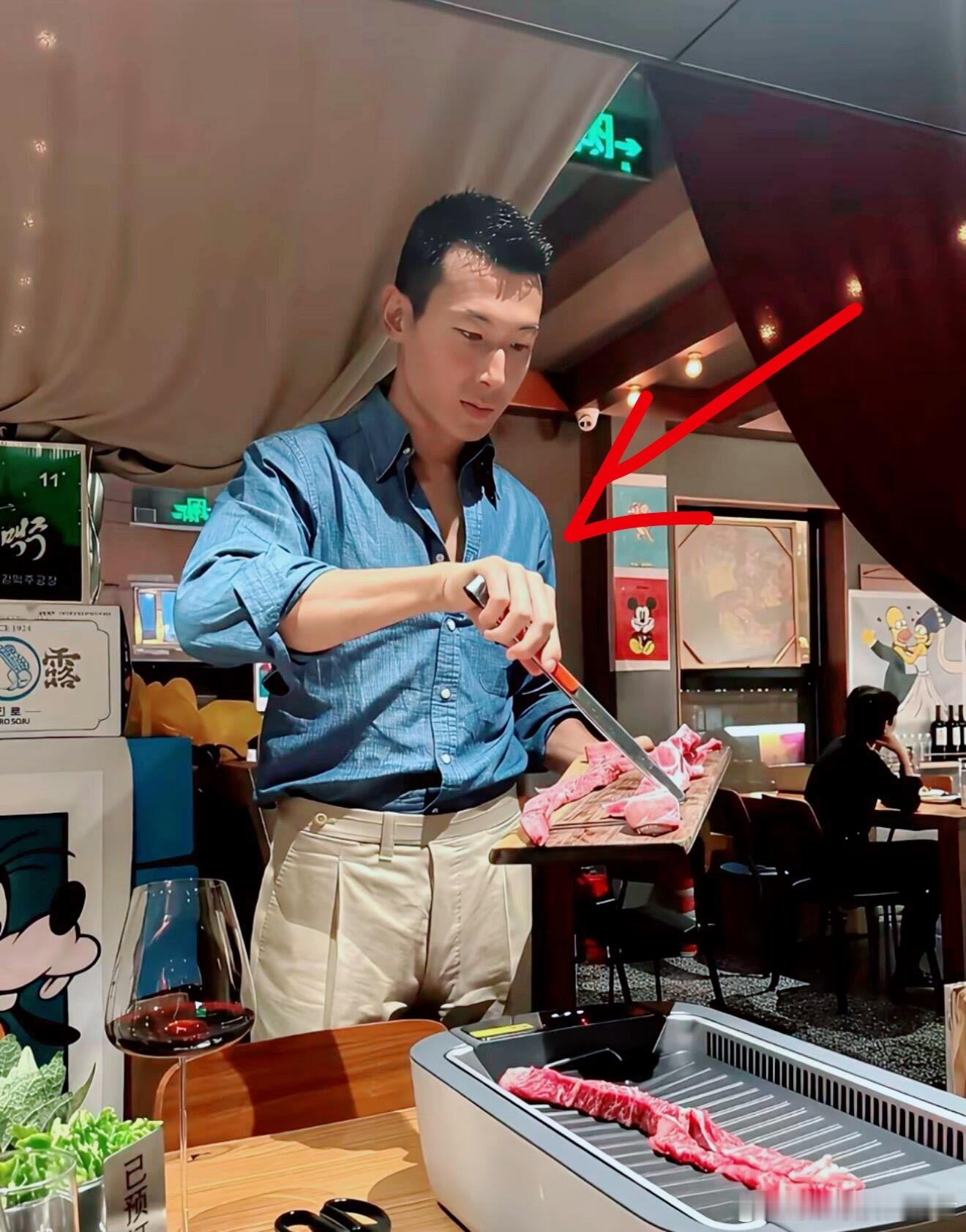 朱珠老公比传说中的给人印象好，看得出是实打实带娃的，衣品也好。​​​
