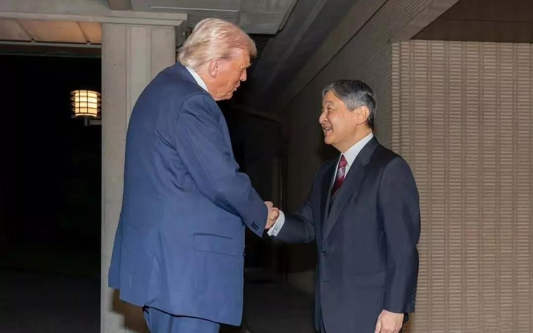 川普见天皇，不卑不亢，腰杆挺直(图1)；奥黑见天皇，弯腰都过90度(图2)，连