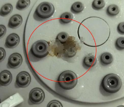 湖南长沙，夫妻俩去酒店里开房，想着浪漫一下就先去洗了澡，随后二人就亲密一番。完事