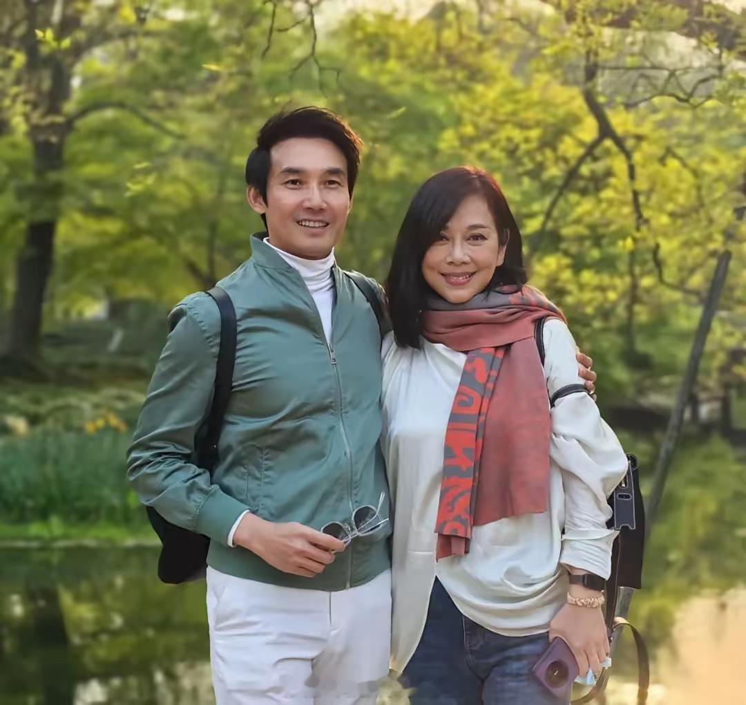 陈松伶和老公张铎在杭州游西湖，两个人的状态差距好大，女方太显老了！​​​