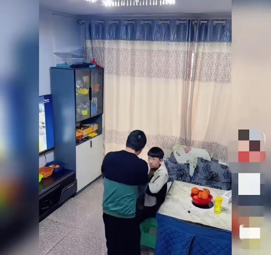 女子下班回家，看到丈夫正对着儿子房间的门破口大骂：“你还不服气，有长本事摔门，晚