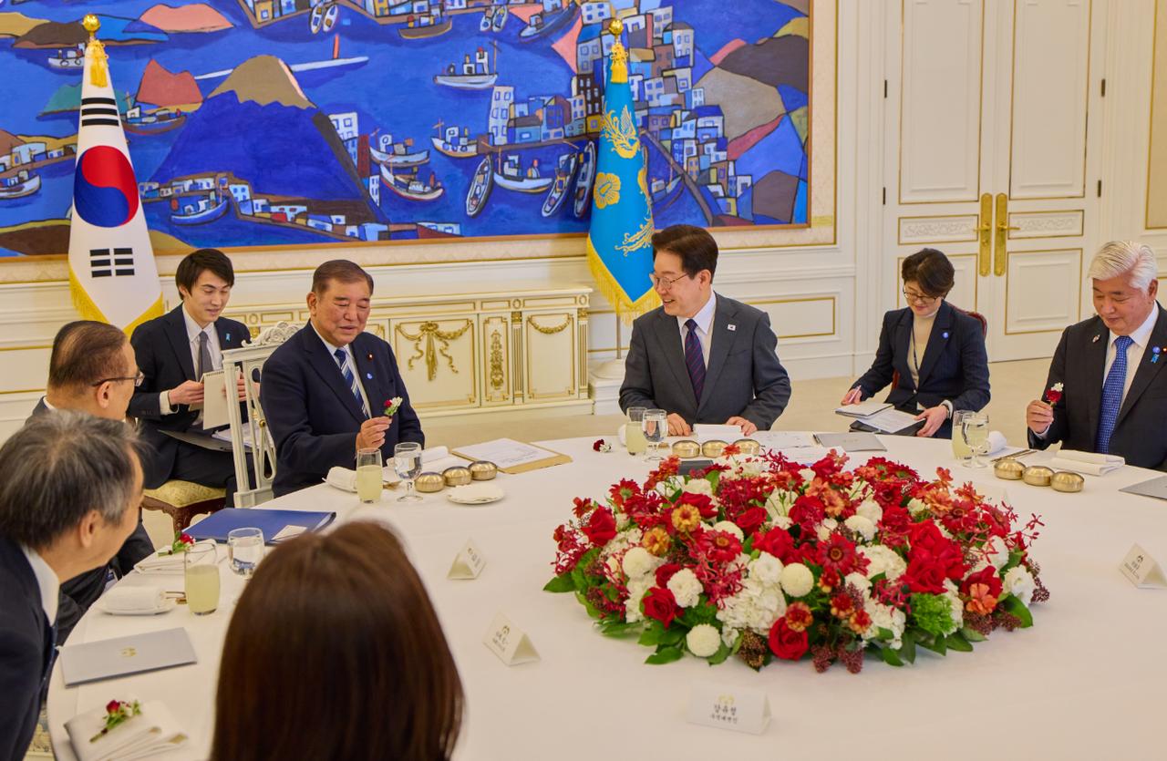 高市早苗现在很尴尬，因为韩国的李在明绕过她这个现任的日本首相，公开接待了已经卸任