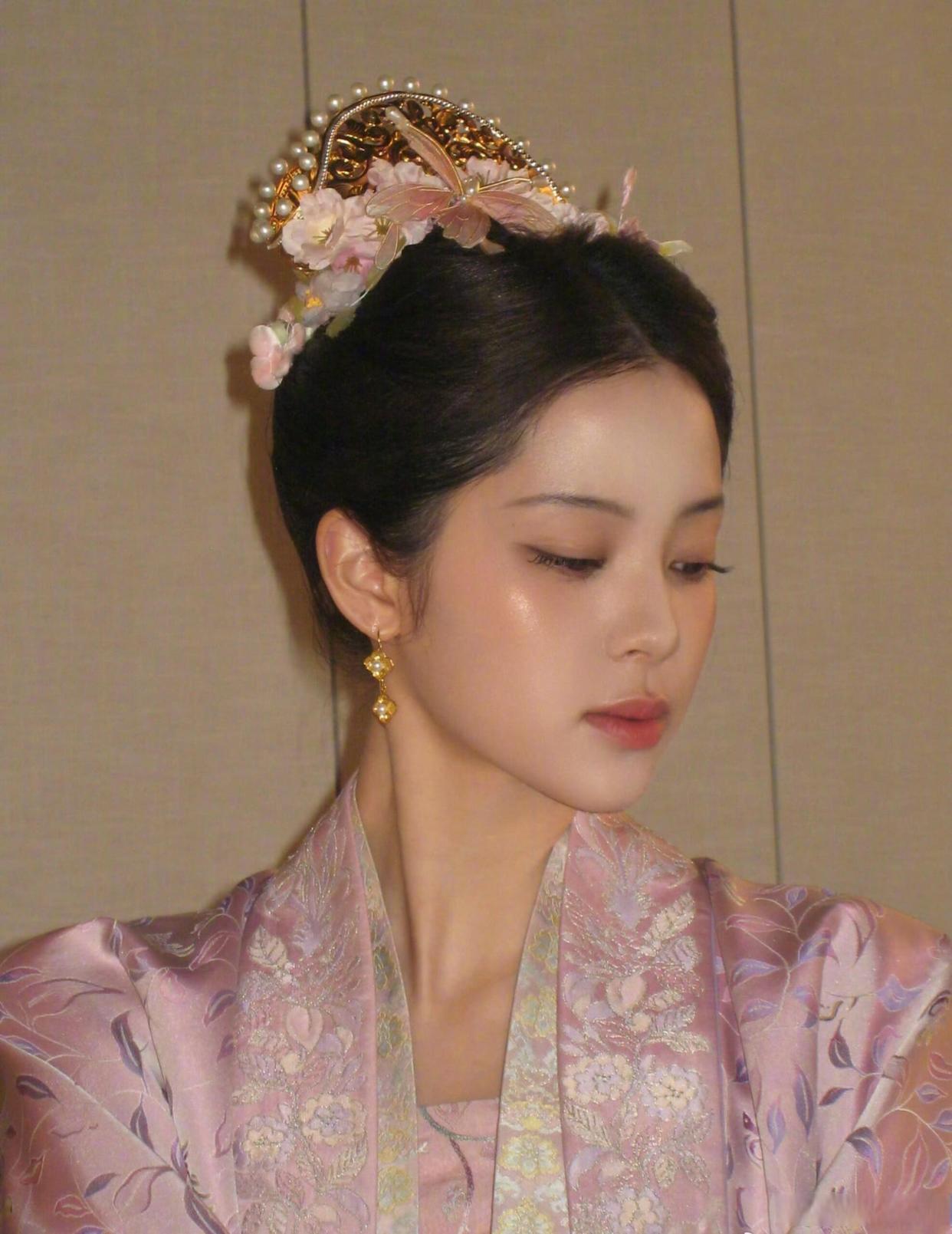 欧阳娜娜发的央视元宵晚会后台花絮，美女组合实在养眼！！