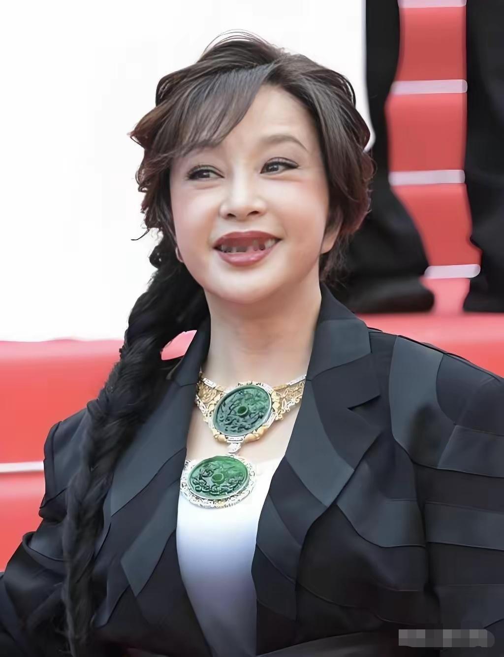 真搞不懂刘晓庆那么有钱，上亿的资产竟然还欠别人的钱。简直令人咋舌！刘晓庆一个