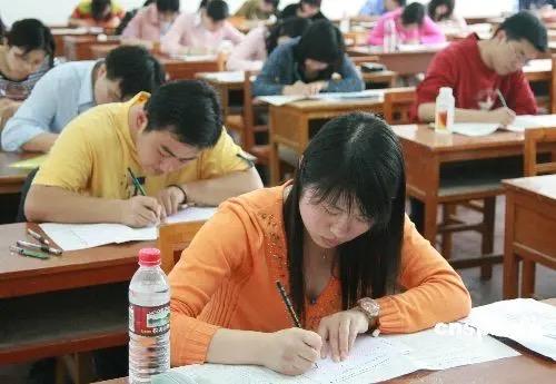 以前公务员算很差吗？自己从小不是在体制内环境长大的，也没有太接触体制内。现在