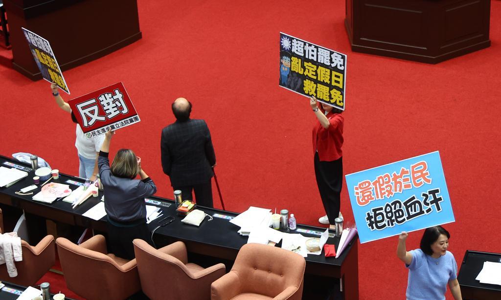 全台大罢免投票即将在本月26日举行，近日传出，某位民进党大佬担心，在大罢免中活跃