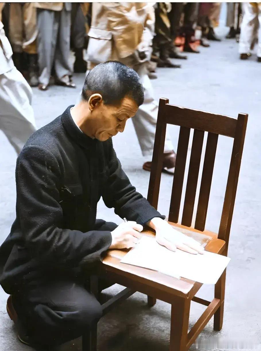 执行枪决前几分钟，他蹲下来神色泰然地给家人留下遗书。1949年5月11日上海，陈