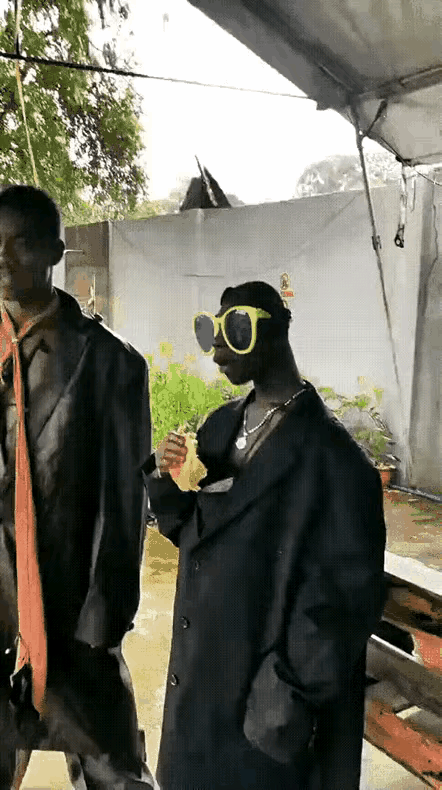 这个人的穿着打扮有点意思，穿的衣服肥肥大大，把头部显得又特别小，脖子又特别的长，