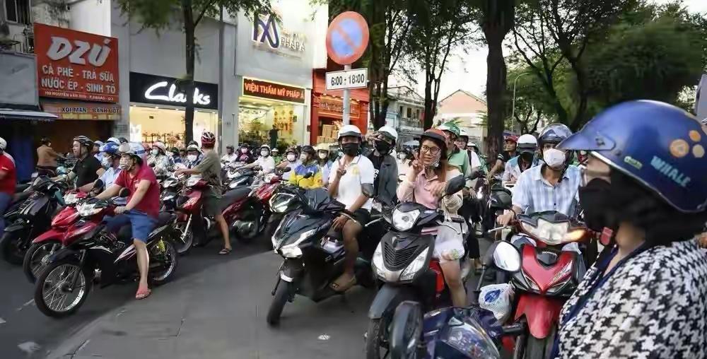 中国的好机会来了葡萄牙赛道，方格旗落下。张雪机车两回合冠军，第二名甩了近4秒。